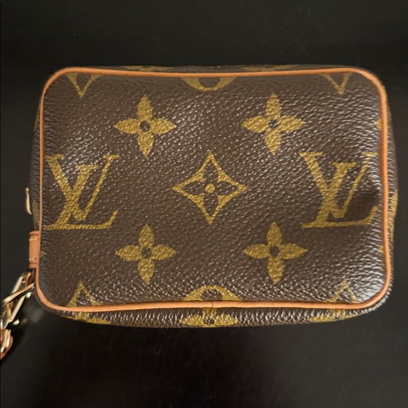 HOLIDAY SALE! Louis Vuitton Vintage Monogram Wapity Pouch - Picture 3 of 14